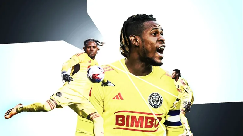 Cầu thủ Club Tijuana chạy nhanh với bóng trước sự áp đảo của Tigres UANL Cầu thủ Club Tijuana chạy nhanh với bóng trước sự áp đảo của Tigres UANL