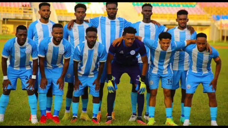 Hai đội cầu thủ Dire Dawa và Arba Menche đang tranh chấp trên sân cỏ