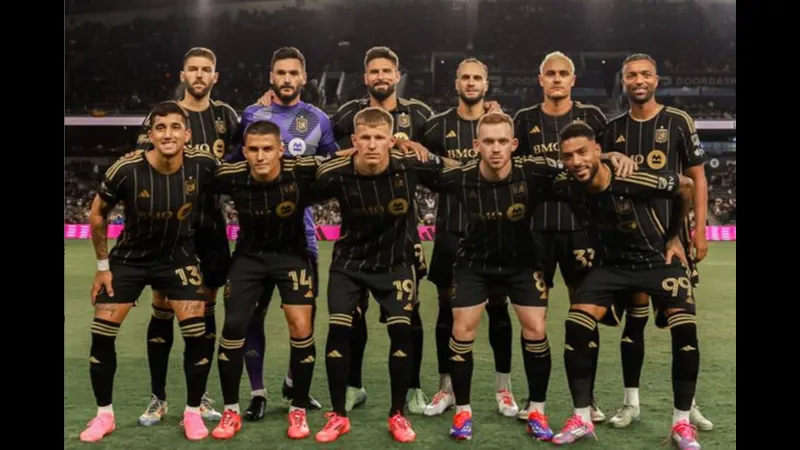 Cầu thủ LA Galaxy và Los Angeles đang tranh chấp bóng trước khán giả Cầu thủ LA Galaxy và Los Angeles đang tranh chấp bóng trước khán giả