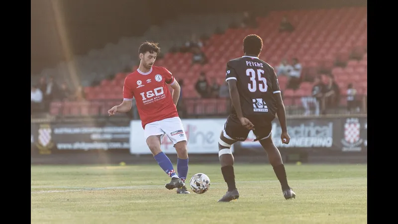 Cầu thủ Melbourne Knights và Brunswick City tranh chấp trên sân
