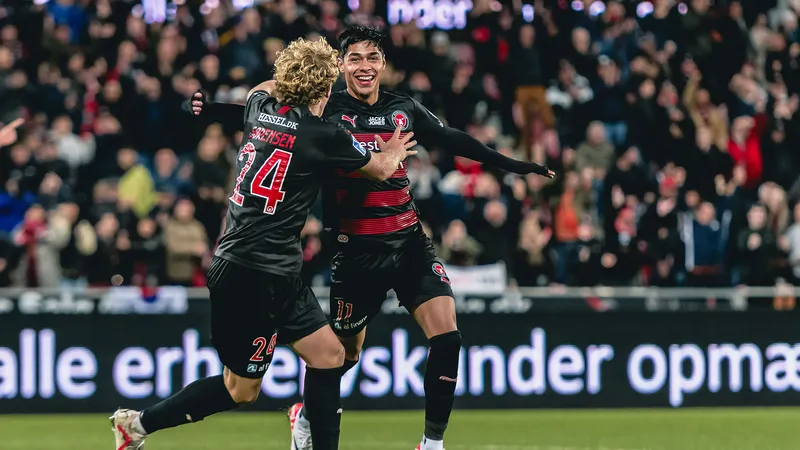 Cầu thủ của Midtjylland và Besiktas tranh chấp bóng trên sân Cầu thủ của Midtjylland và Besiktas tranh chấp bóng trên sân