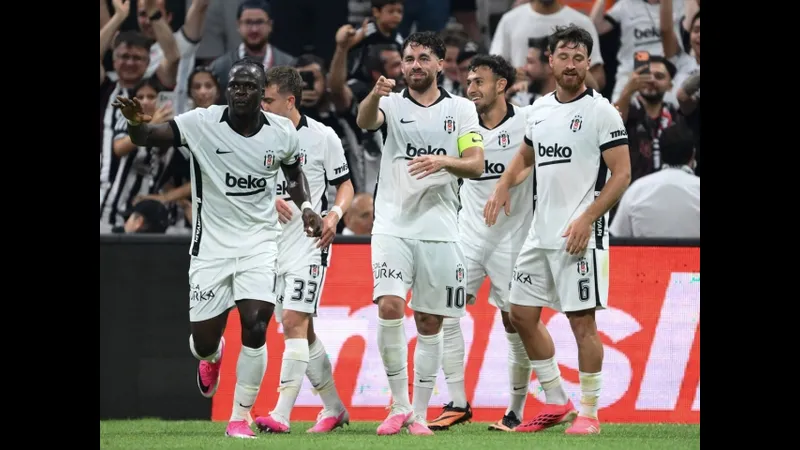 Cầu thủ Midtjylland và Besiktas đối mặt trong tình huống tranh chấp Cầu thủ Midtjylland và Besiktas đối mặt trong tình huống tranh chấp
