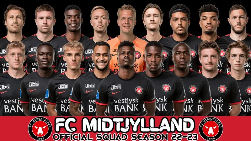 Cầu thủ Midtjylland và Besiktas tranh chấp bóng trên sân Cầu thủ Midtjylland và Besiktas tranh chấp bóng trên sân