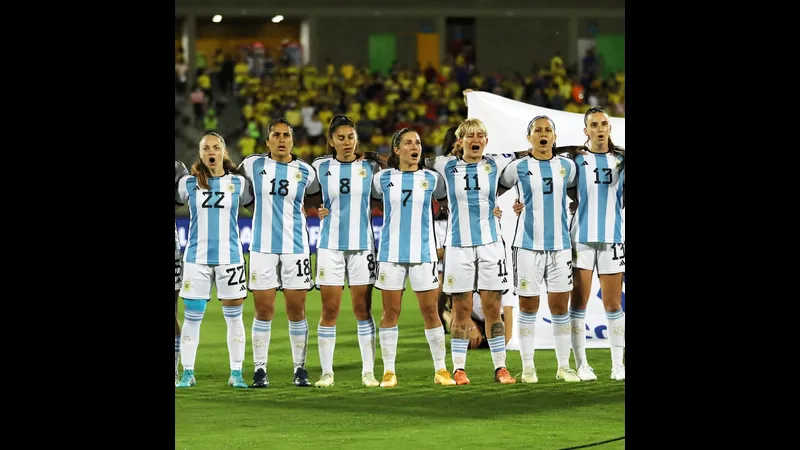 Cầu thủ Argentina thực hiện cú sút mạnh từ ngoài vòng cấm