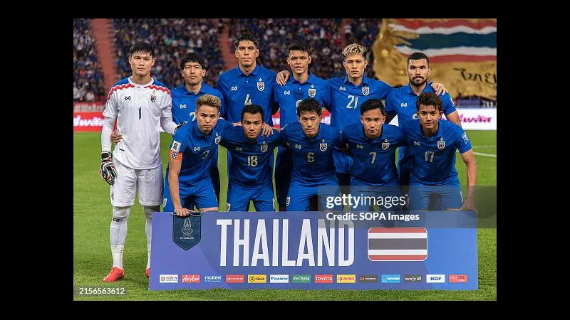 Cầu thủ Thái Lan đang tung cú sút mạnh mẽ vào khung thành Malaysia Cầu thủ Thái Lan đang tung cú sút mạnh mẽ vào khung thành Malaysia