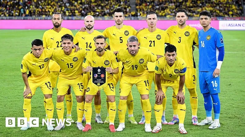 Cầu thủ Malaysia tạo ra cơ hội ghi bàn trước Thái Lan Cầu thủ Malaysia tạo ra cơ hội ghi bàn trước Thái Lan